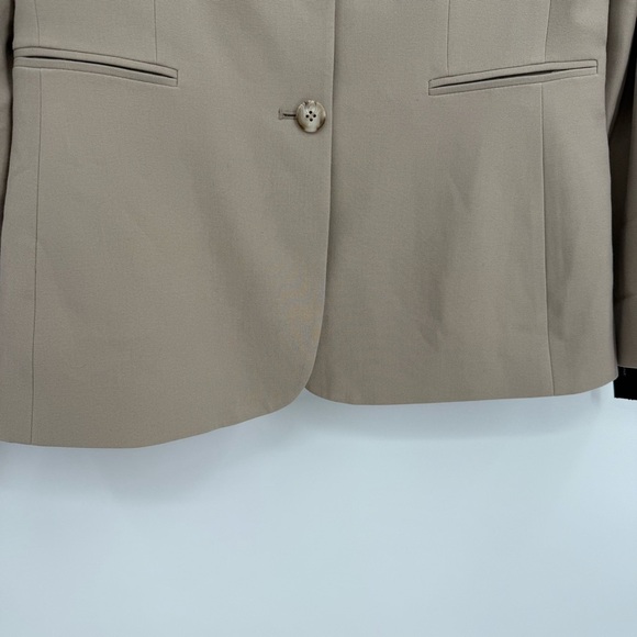 TAHARI Women’s BLAZER NWT Lined SIZE 8 Collar Lapels Tan 2 Button Stitch Fix - Picture 3 of 8